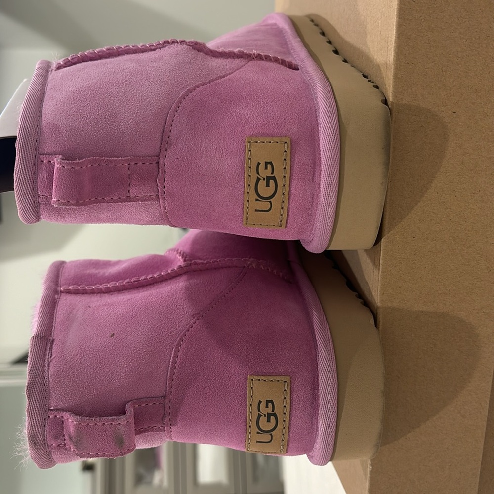 Women’s classic mini Ugg boots size 8